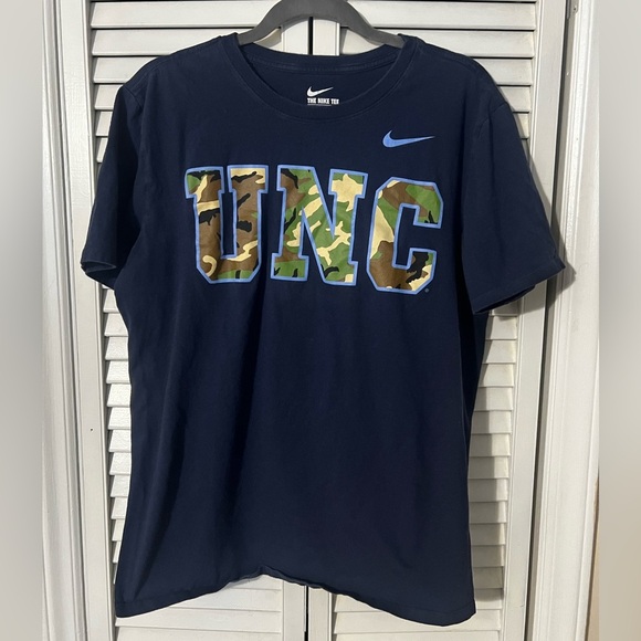 Nike UNC Tarheel Camo Logo Mens Athletic Cut T-Shirt - Picture 1 of 7